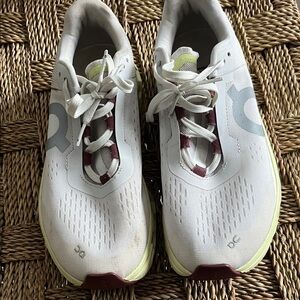 Size 8 women’s OC Helion sneakers. Run slightly short